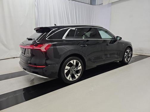 2022 Audi e-tron Premium Plus