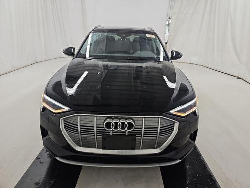 2022 Audi e-tron Premium Plus