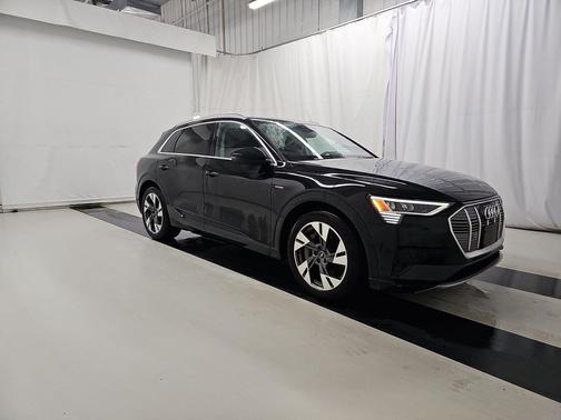 2022 Audi e-tron Premium Plus