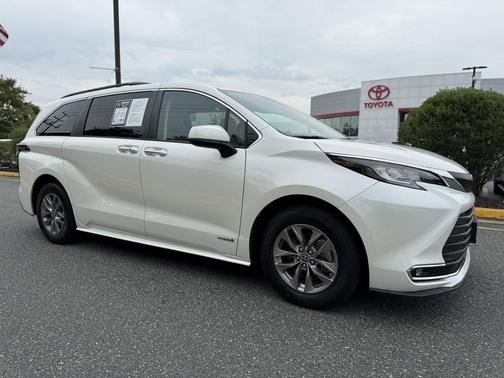 2021 Toyota Sienna XLE 8 Passenger