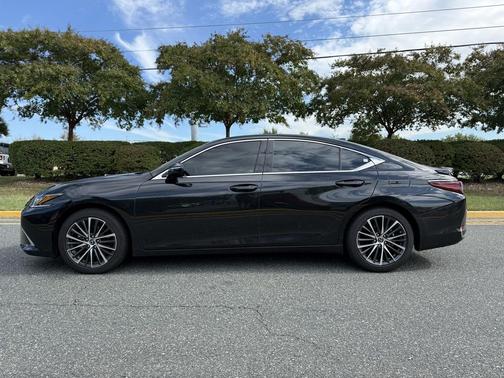 2025 Lexus ES 300h Base