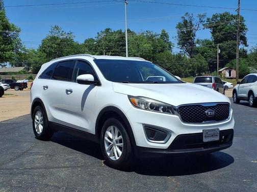 White 2016 Kia Sorento LX