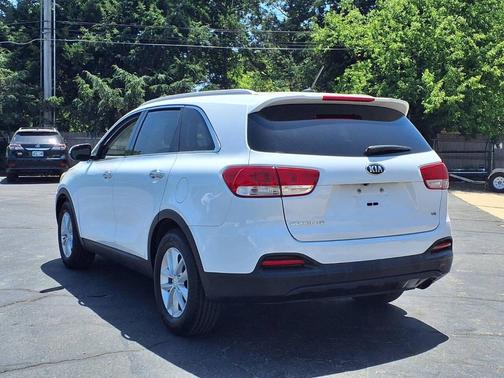 White 2016 Kia Sorento LX