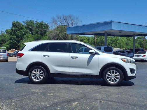 White 2016 Kia Sorento LX