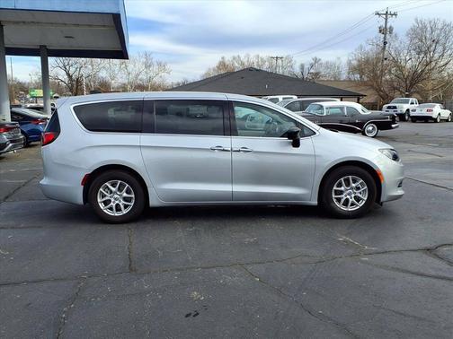 2024 Chrysler Voyager LX