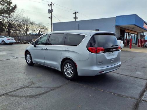 2024 Chrysler Voyager LX