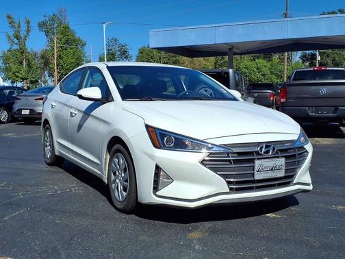 Off White 2020 Hyundai ELANTRA SE