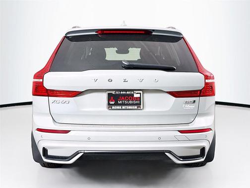 Vapour Grey Metallic 2024 Volvo XC60 B5 Plus Dark Theme