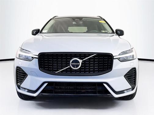 Vapour Grey Metallic 2024 Volvo XC60 B5 Plus Dark Theme