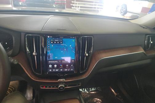 Vapour Grey Metallic 2024 Volvo XC60 B5 Plus Dark Theme