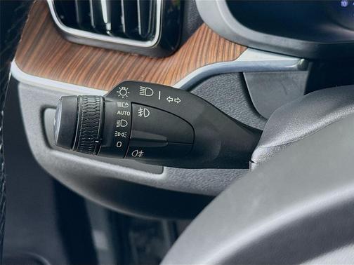 Vapour Grey Metallic 2024 Volvo XC60 B5 Plus Dark Theme