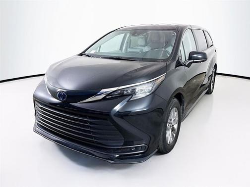 2024 Toyota Sienna LE