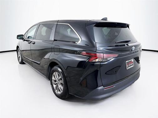 2024 Toyota Sienna LE