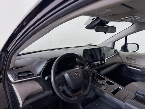 2024 Toyota Sienna LE