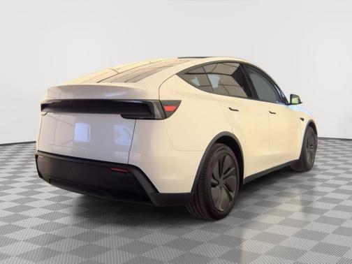 Pearl White Multi-Coat 2026 Tesla Model Y Premium Rear-Wheel Drive
