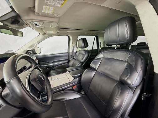 Infinite Black Metallic Clearcoat 2025 Lincoln Navigator Reserve