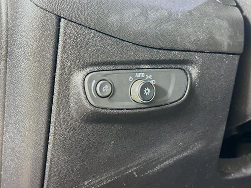 Silver Ice Metallic 2018 Chevrolet Equinox LS