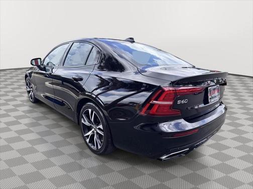 2022 Volvo S60 Recharge Plug-In Hybrid T8 R-Design Expression