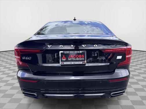 2022 Volvo S60 Recharge Plug-In Hybrid T8 R-Design Expression