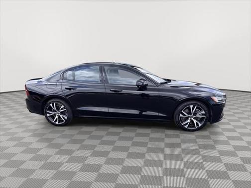 2022 Volvo S60 Recharge Plug-In Hybrid T8 R-Design Expression