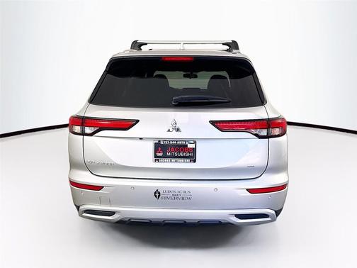 Alloy Silver Metallic 2024 Mitsubishi Outlander SE 2.5 2WD
