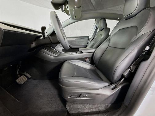 Pearl White Multi-Coat 2026 Tesla Model Y Premium Rear-Wheel Drive