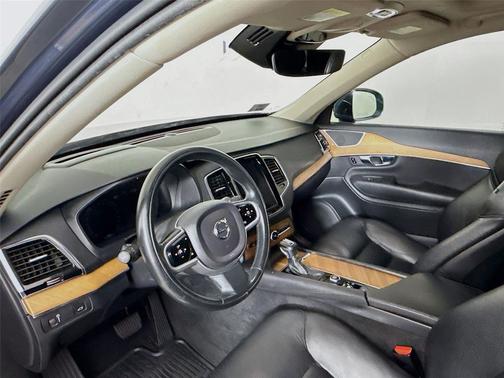 2021 Volvo XC90 T6 Momentum