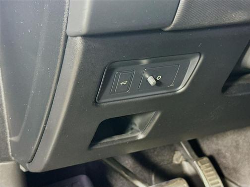 SILVER 2023 Land Rover Discovery P360 Metropolitan Edition