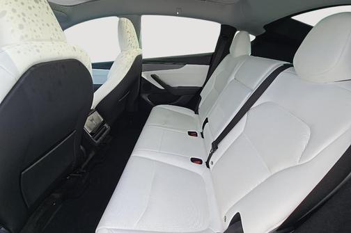 Pearl White Multi-Coat 2026 Tesla Model Y Premium Rear-Wheel Drive