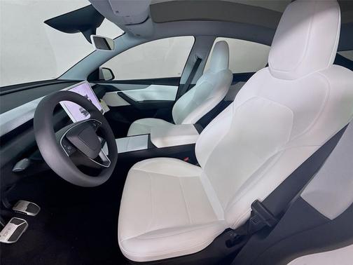 Pearl White Multi-Coat 2026 Tesla Model Y Premium Rear-Wheel Drive