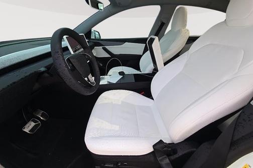 Pearl White Multi-Coat 2026 Tesla Model Y Premium Rear-Wheel Drive
