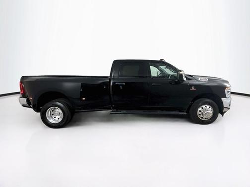 Diamond Black Crystal Pearlcoat 2025 RAM 3500 Tradesman Crew Cab 4x2 8' Box