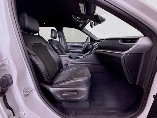 Bright White Clearcoat 2023 Jeep Grand Cherokee Altitude