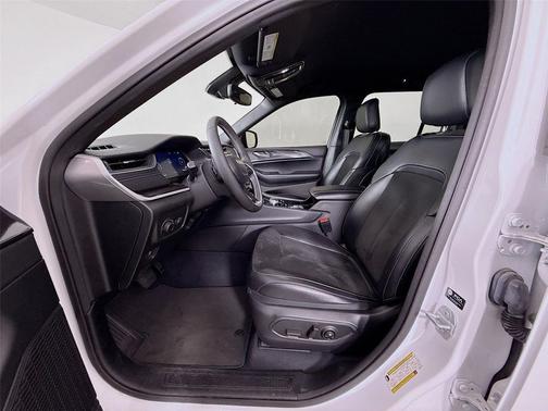 Bright White Clearcoat 2023 Jeep Grand Cherokee Altitude