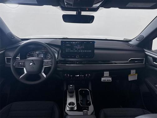 White Diamond 2026 Mitsubishi Outlander SE