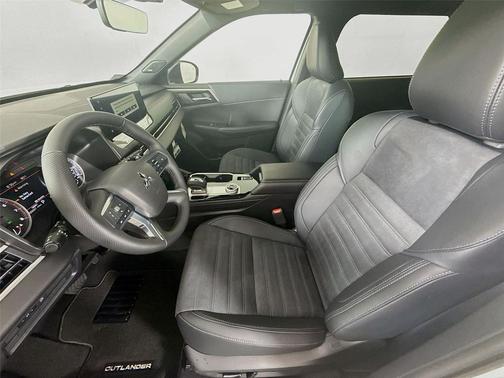 White Diamond 2026 Mitsubishi Outlander SE