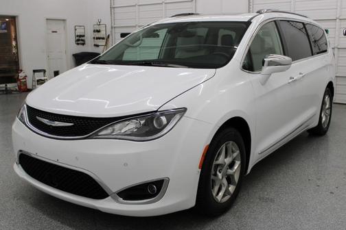 White 2018 Chrysler Pacifica Limited