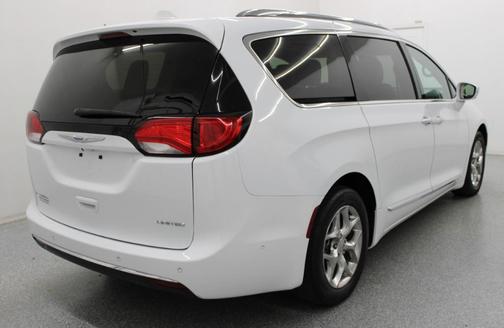 White 2018 Chrysler Pacifica Limited