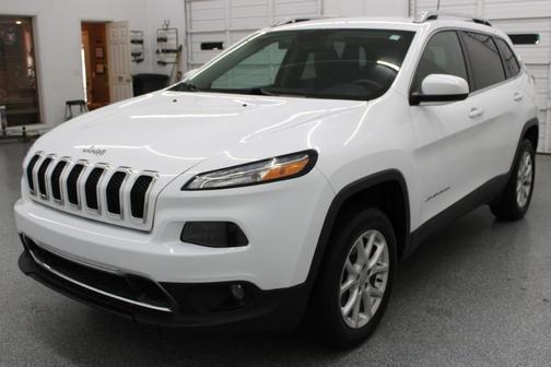 White 2018 Jeep Cherokee Latitude Plus