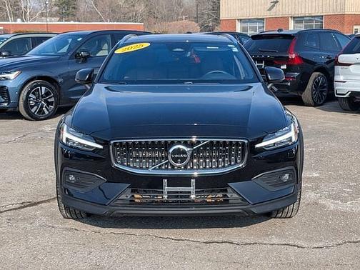 2025 Volvo V60 Cross Country Plus