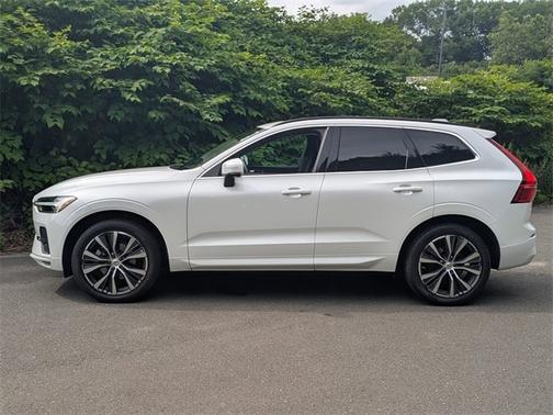 2022 Volvo XC60 B5 AWD Momentum