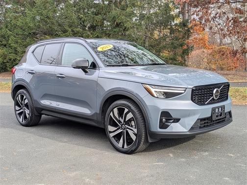 2023 Volvo XC40 B5 AWD Plus Dark