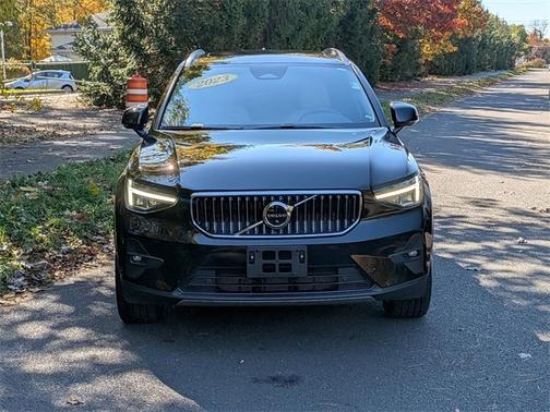 2023 Volvo XC40 B5 AWD Plus Bright