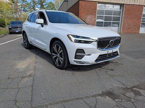 Crystal White 2023 Volvo XC60 Plus