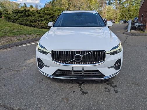 Crystal White 2023 Volvo XC60 Plus