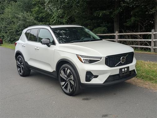 2025 Volvo XC40 B5 Plus Dark Theme