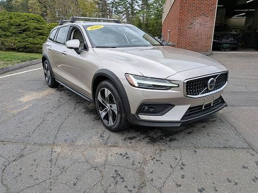 Bright Dusk 2025 Volvo V60 Cross Country Plus