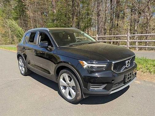 2022 Volvo XC40 T5 AWD Momentum