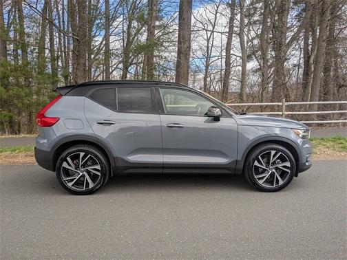 2022 Volvo XC40 T5 AWD R-Design