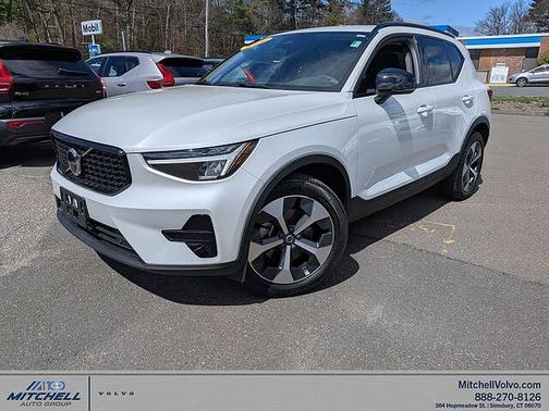 Crystal White 2024 Volvo XC40 Core